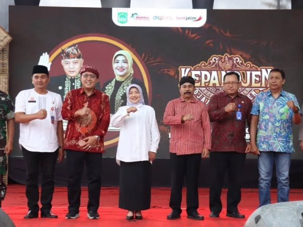 Kepala Dinas Pemuda dan Olahraga Kabupaten Malang Dr. Suwadji, S.IP., M.Si mendampingi Wakil Bu