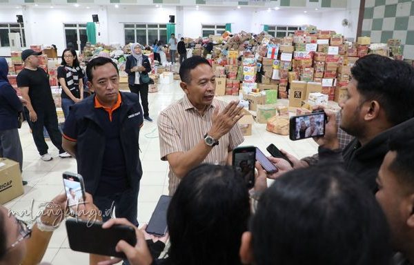 Wali-Kota-Malang-memberikan-keterangan-kepada-awak-media