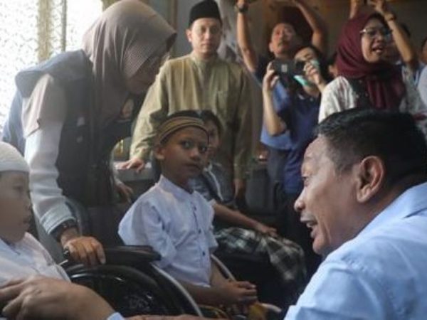Wali-Kota-Malang-saat-bercengkerama-dengan-anak-anak-yang-mengikuti-sunatan