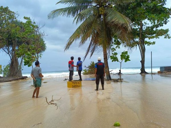 cuaca buruk pantai malang selatan