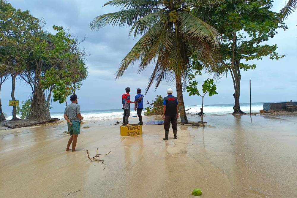 cuaca buruk pantai malang selatan
