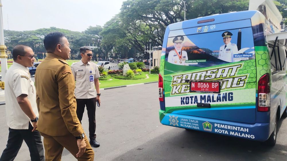 Pemkot Malang Jadi Daerah Pertama Serahkan Mobil Layanan Keliling PKB dan BBNKB ke Bapenda Jatim