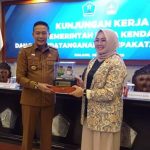 Wali-Kota-Malang-memberikan-cinderamata