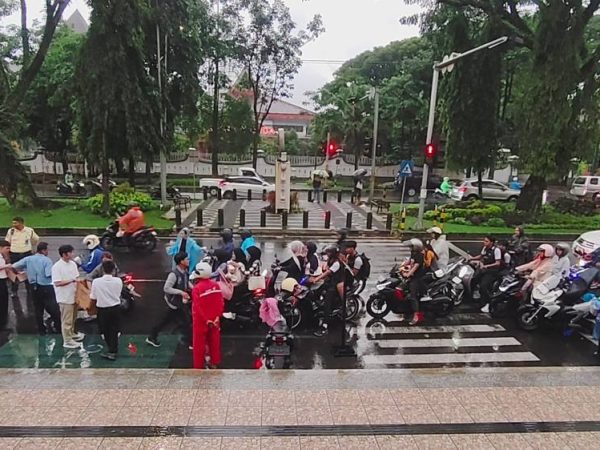 Matos Bagikan 2.000 Takjil Di Hari Pertama Ramadan, Antusias Warga Tetap Tinggi Meski Hujan
