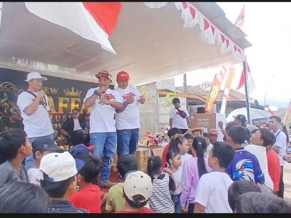 Warga Desa Slamparejo menunjukkan antusiasme tinggi saat menyusuri rute jalan sehat kemerdekaan bersama mahasiswa KKN IAI Sunan Kalijogo Malang.
