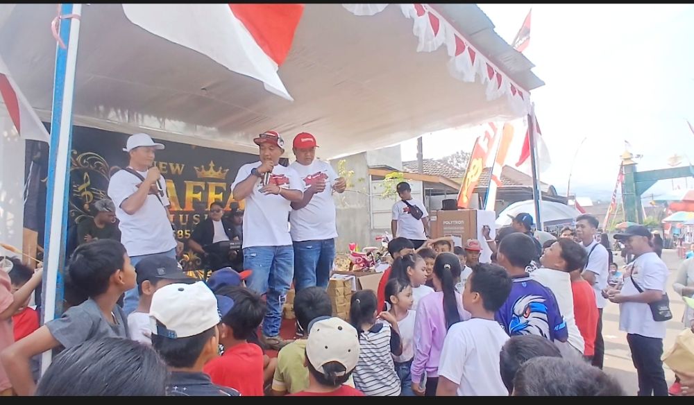 Warga Desa Slamparejo menunjukkan antusiasme tinggi saat menyusuri rute jalan sehat kemerdekaan bersama mahasiswa KKN IAI Sunan Kalijogo Malang.