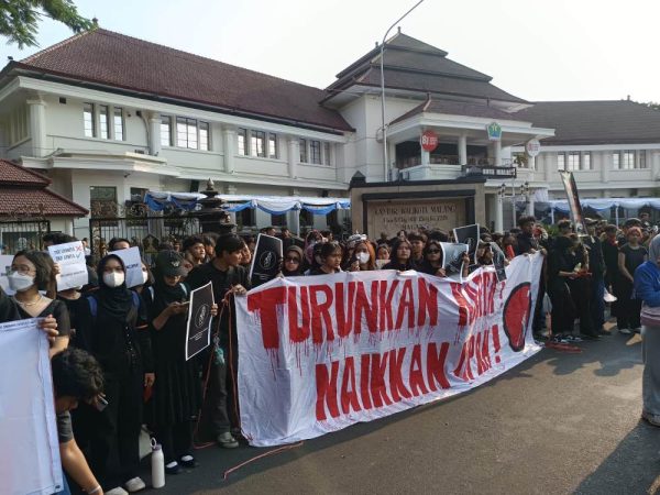 Aksi Aliansi Rakyat Bangkit DPRD Kota Malang