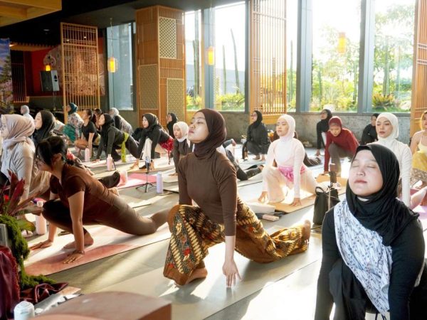 Yoga Berbusana Batik Grand Mercure Malang