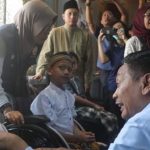 Wali-Kota-Malang-saat-bercengkerama-dengan-anak-anak-yang-mengikuti-sunatan